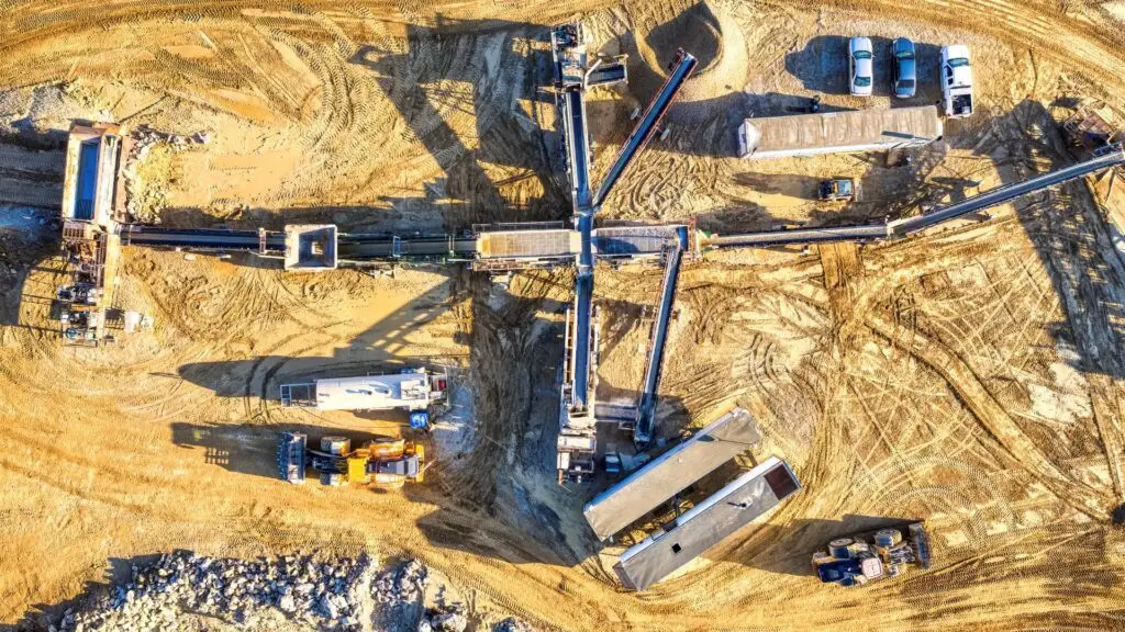 Terrain avec des engins de construction