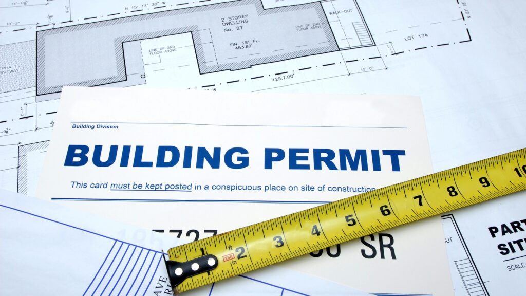 Un permis de constuire pour batiments professionnels posé sur une table