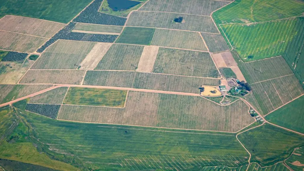 Vaste terrain du de haut pour la recherche foncière