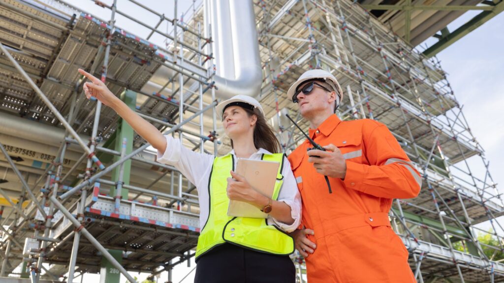 Deux personnes sur un chantier industriel