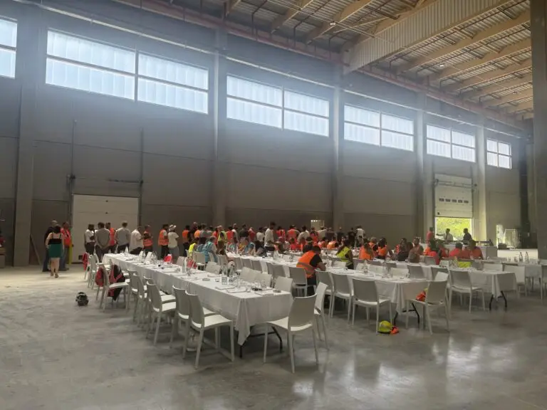 Une salle avec 120 intervants qui partagent un barbecue