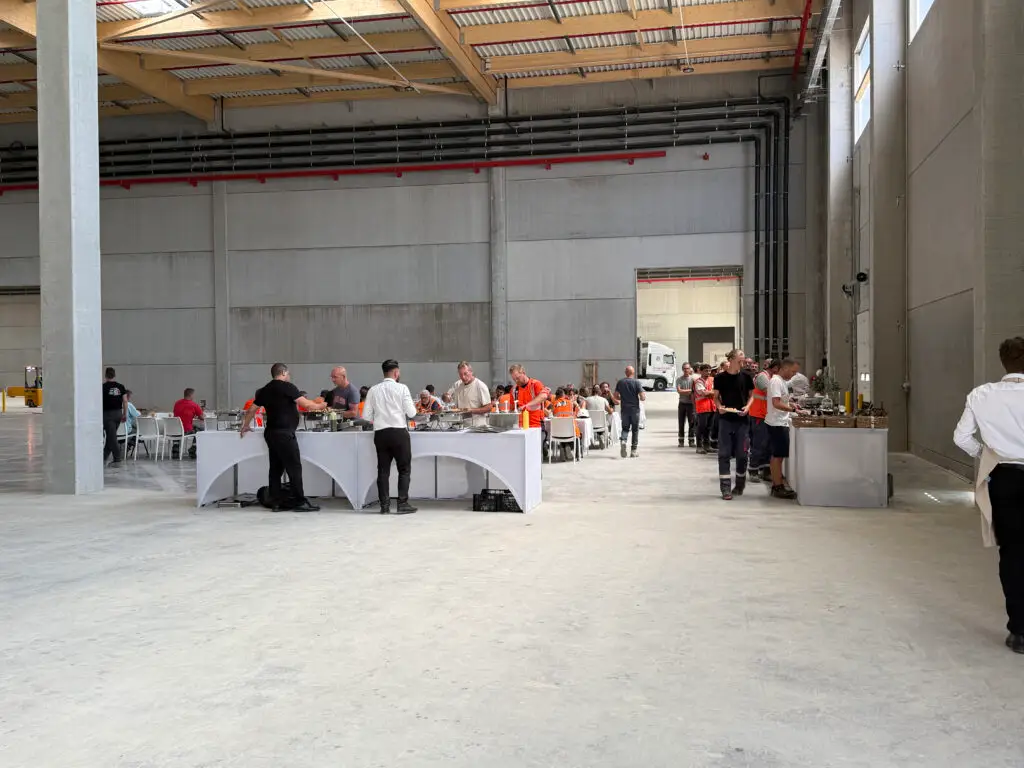 Barbecue entre le groupe ICI et ses intervenants sur chantier